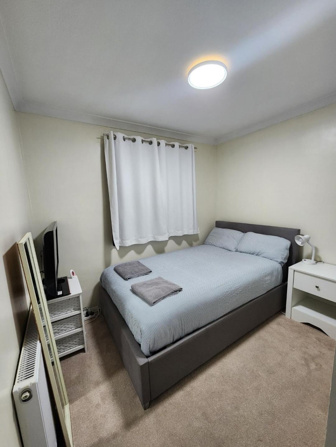 Double Room In Crawley,Gatwick,West Sussex Ifield Esterno foto